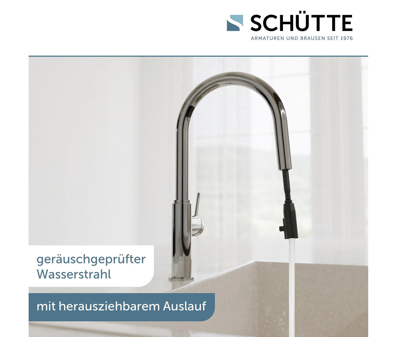 Wasser fließt aus einem verchromten Küchenhahn mit ausziehbarem Schlauch in ein Steinspülbecken.