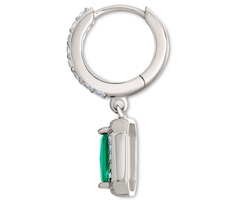 Detail eines silbernen Ohrrings mit hängendem grünem Stein.