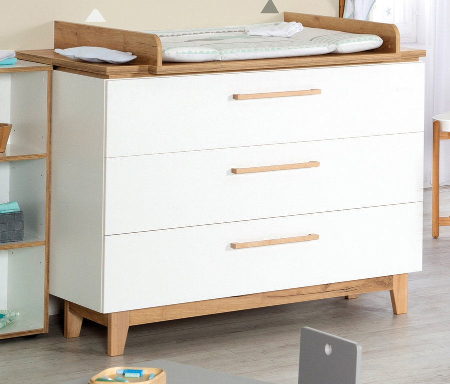 Detailansicht einer Kommode mit Wickelaufsatz aus dem »Finn« Kinderzimmerset von roba.