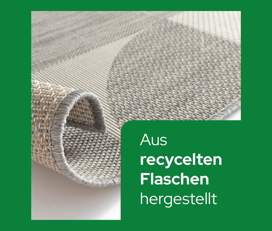 Detailansicht eines gefalteten Outdoor-Teppichs im geometrischen Design.