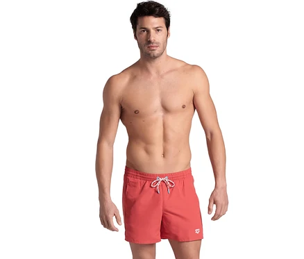 Oben ohne Mann trägt rote arena Pro_File Beach Shorts mit weiß-blauem Kordelzug.