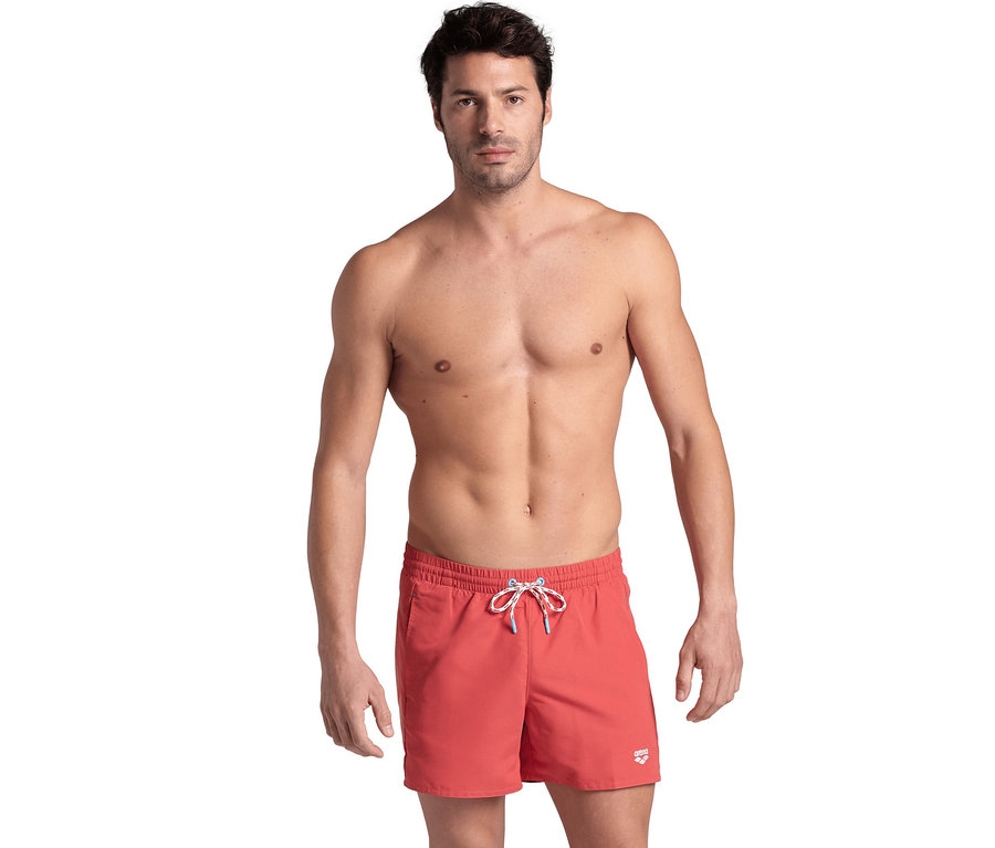 Mann posiert in roten Arena Pro_File Beach Shorts.