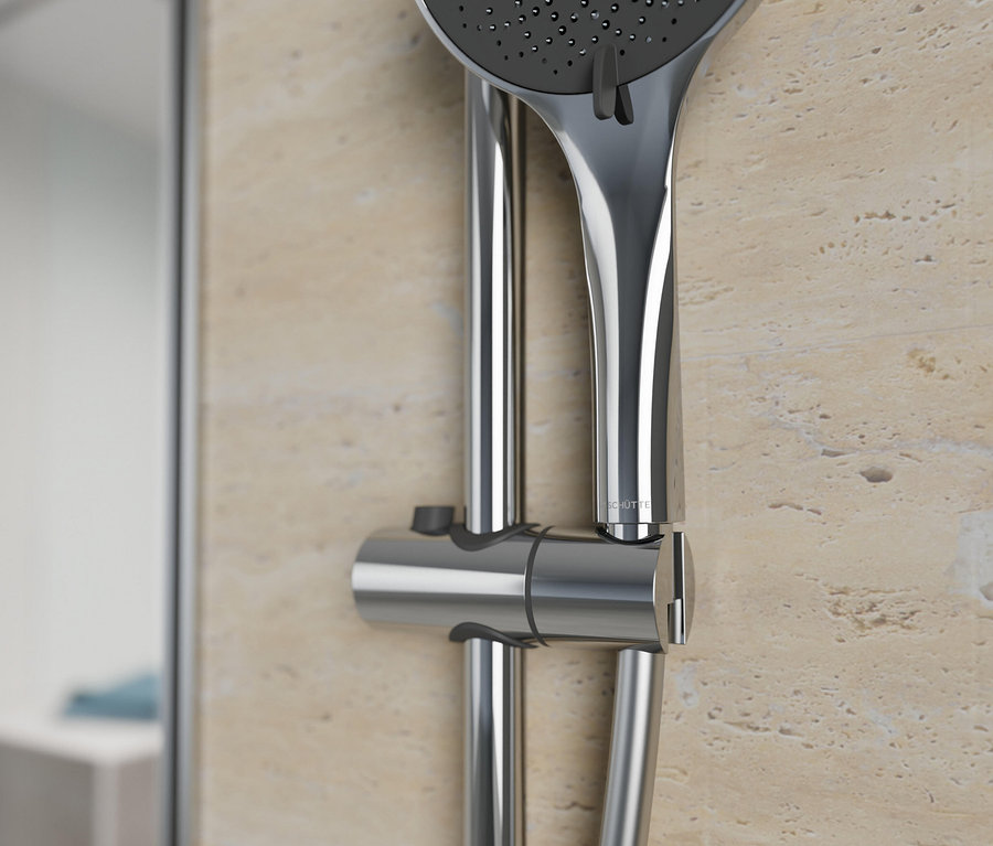 Chromfarbenes Brausestangen-Set »CAPRI« an einer beigen Wand.