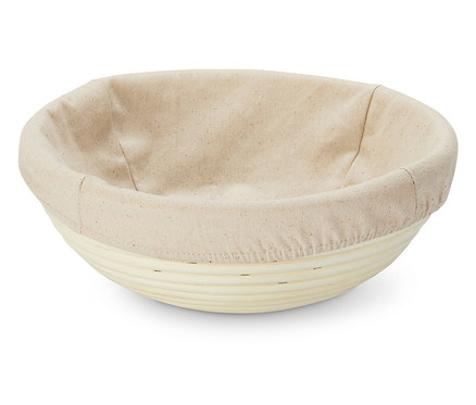 Ein rundes Gärkörbchen mit beige Stoffeinsatz.