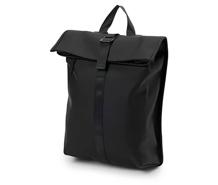 Schwarzer Rucksack mit Rollverschluss und Schnallenriemen.