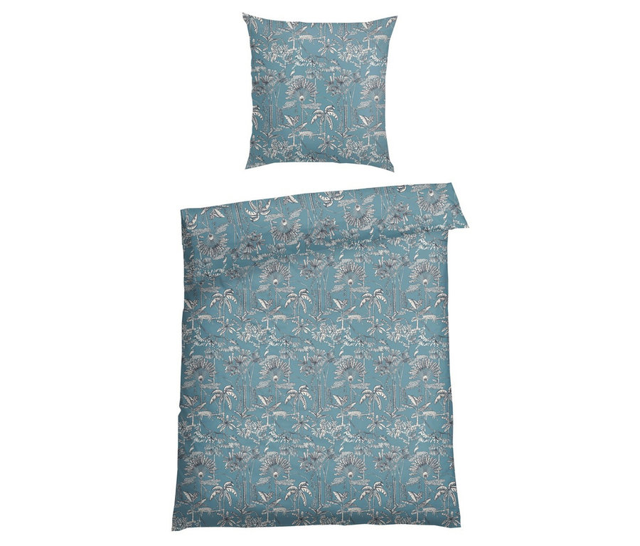 Bettdecke und Kissenbezug von SCHIESSER »Jungle Chill« in Blau mit Dschungelmuster liegen auf einem weißen Hintergrund.