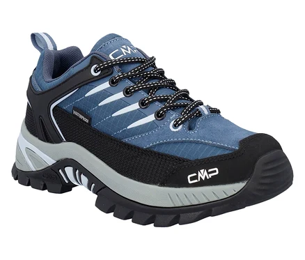 Ein einzelner blauer CMP Wanderschuh mit schwarzen Schnürsenkeln steht vor einem weißen Hintergrund.