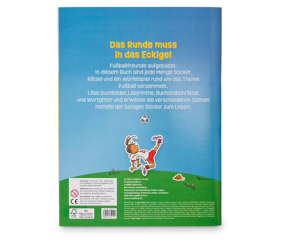 Buch-Cover: "Das Runde muss in das Eckige!" mit Fußball-Thema, Stickern, Rätseln und Würfelspiel. Cartoon-Junge spielt Fußball.