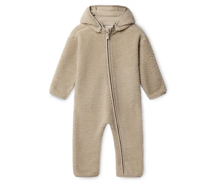 Beiger Fleece-Overall mit Kapuze und Reißverschluss.