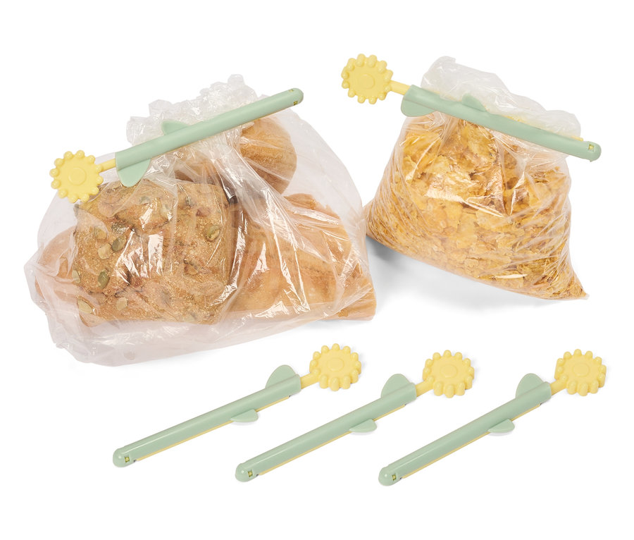 Brot und Cornflakes sind mit hellgrünen und gelben Frischhaltestäben verschlossen.