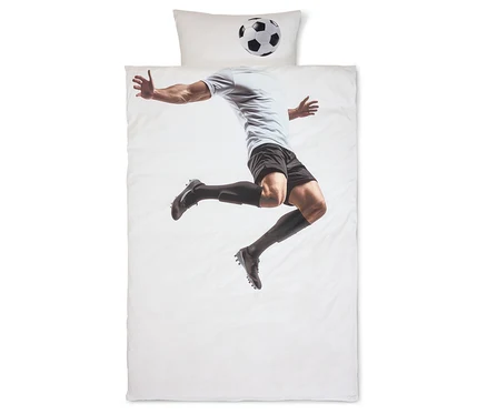 Fußballbettwäsche mit Fußballspieler und Ball auf weißem Hintergrund.