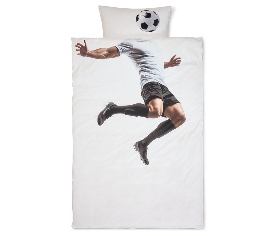 Fußballbettwäsche mit Fußballspieler und Ball auf weißem Hintergrund.