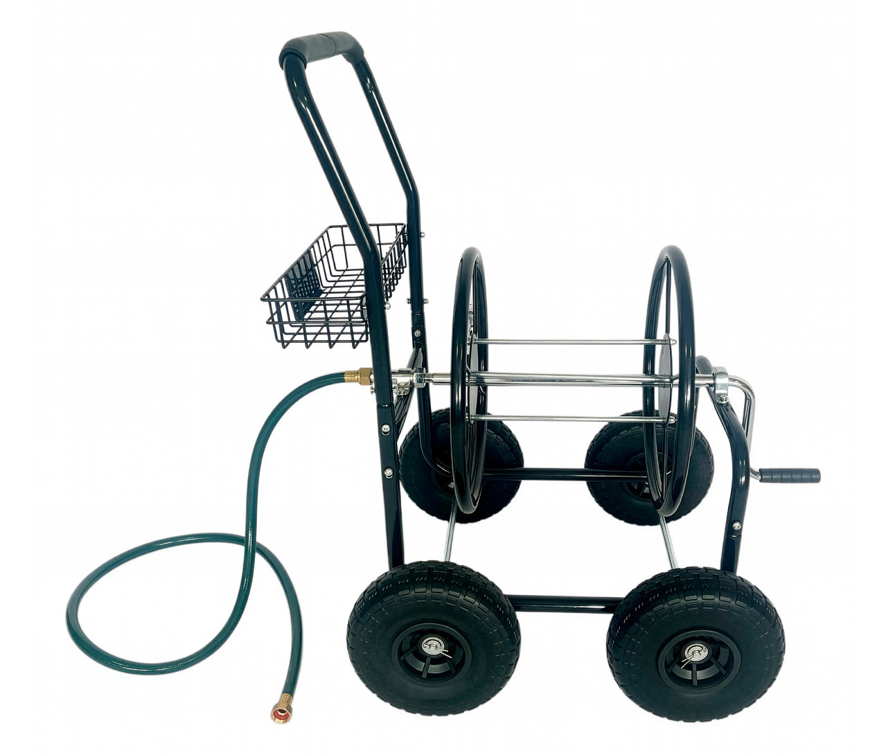 Ein schwarzer Schlauchwagen mit einem grünen Schlauch, der daran befestigt ist.