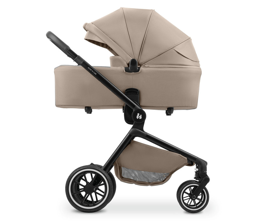 Ein beiger Kinderwagen mit schwarzem Gestell auf weißem Hintergrund.