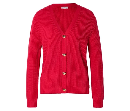 Rote Strickjacke mit goldenen Herzknöpfen.