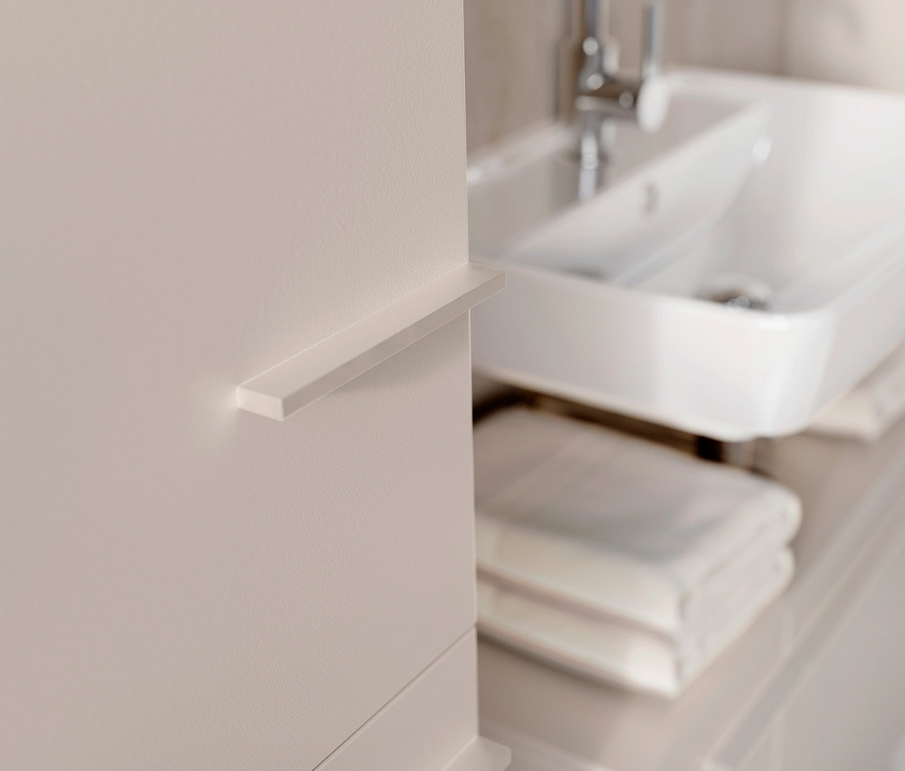 Detailansicht eines Badezimmers mit einem weißen »Laurino« Hochschrank, Waschbecken und Handtüchern.