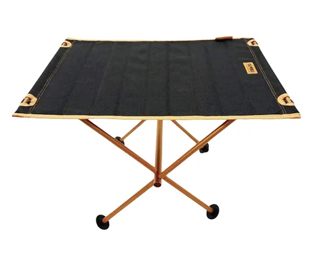 Der Tambu Campingtisch »BATISTSA« mit schwarzer Tischplatte und hellem Holzgestell steht vor einem weißen Hintergrund.