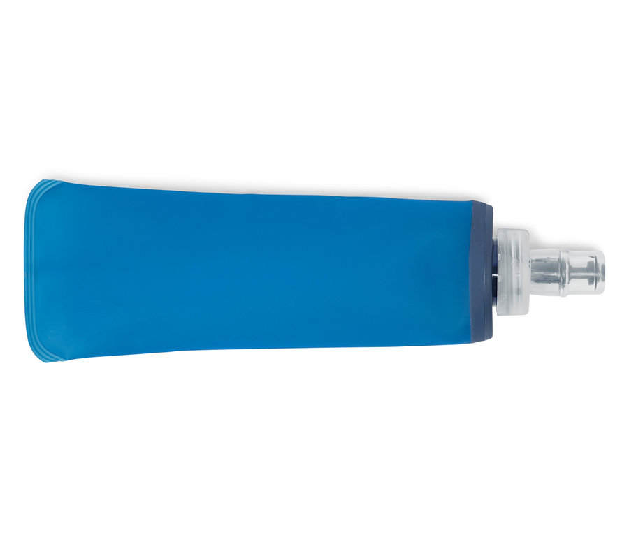 Eine blaue, leere Trinkflasche liegt horizontal auf einem weißen Hintergrund.