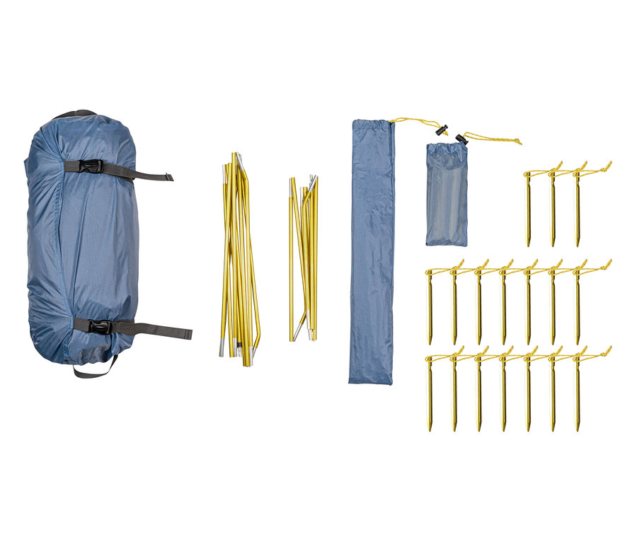 Das Tambu 2-Personen-Trekkingzelt »TARA 2« ist in einer blauen Hülle verpackt, daneben Zeltstangen, Packsack und Heringe.