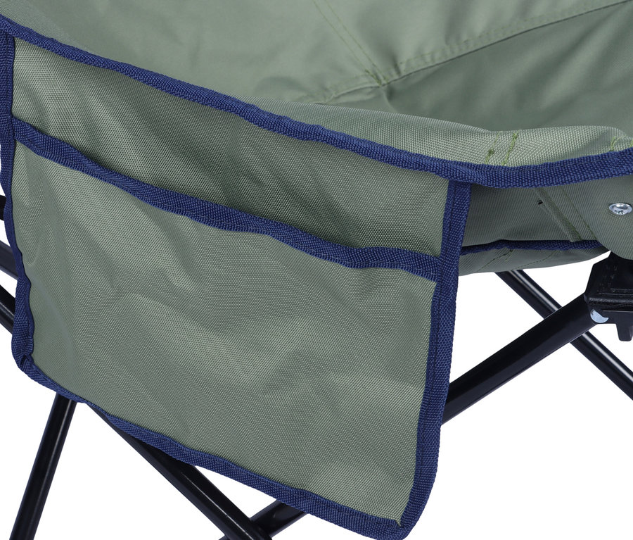 Nahaufnahme des Tambu Campingstuhls »LAJA« mit olivgrünem Stoff und blauer Umrandung, inklusive Seitentaschen und schwarzem Gestell.
