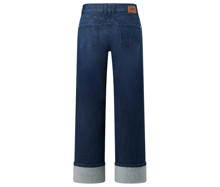 Rückansicht einer dunkelblauen Jeans mit hochgekrempelten, hellgrauen Hosenbeinen.