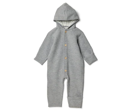 Grauer Baby-Overall mit Kapuze und Knöpfen auf weißem Grund.