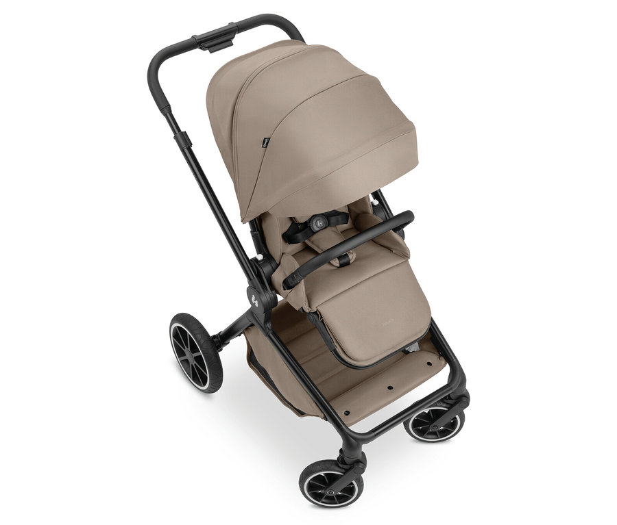 Ein Kinderwagen in Beige mit schwarzem Rahmen steht schräg von oben aufgenommen.
