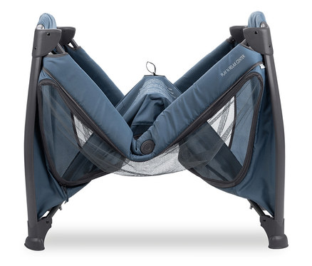 Zusammengeklapptes blaues Laufgitter mit Netzseiten und dunklem Rahmen.