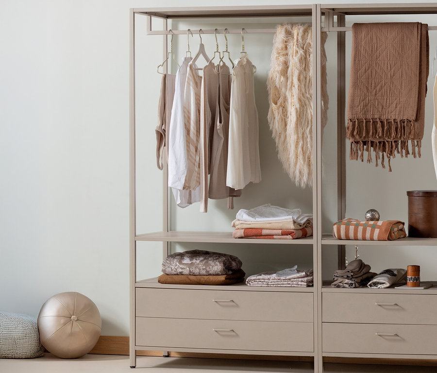 Offener Metall-Kleiderschrank »Ferris«, 100 cm von WOOOD mit Kleidung und Textilien.