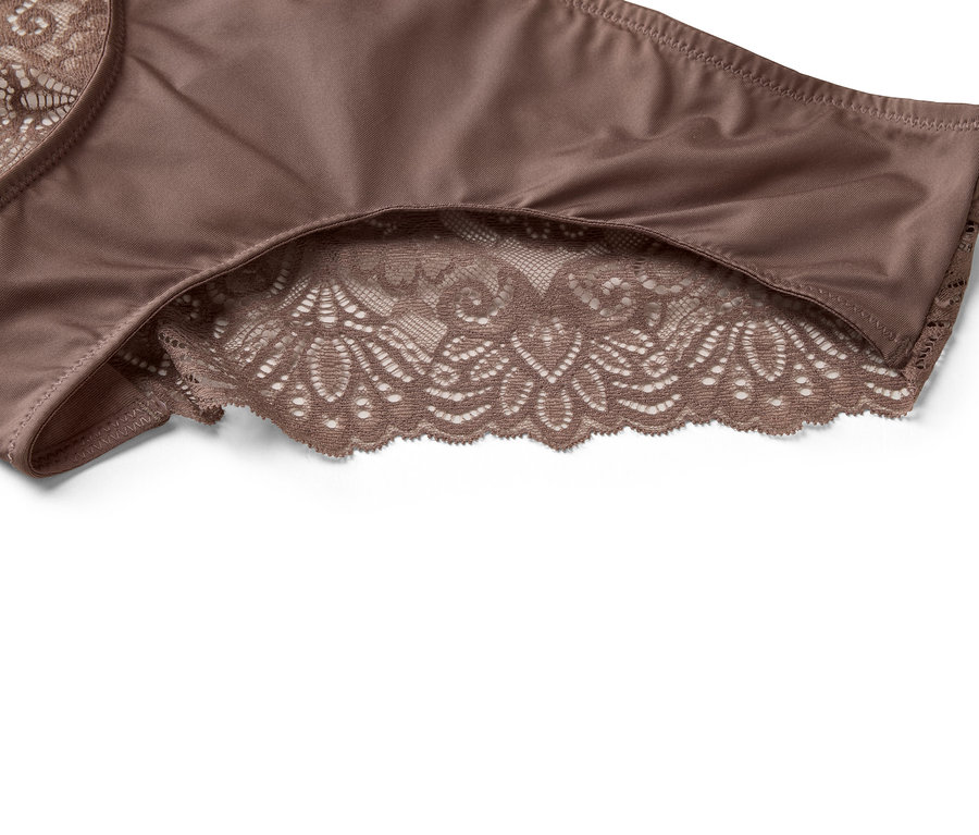 Nahaufnahme eines braunen Damenslips mit Spitzenbesatz.