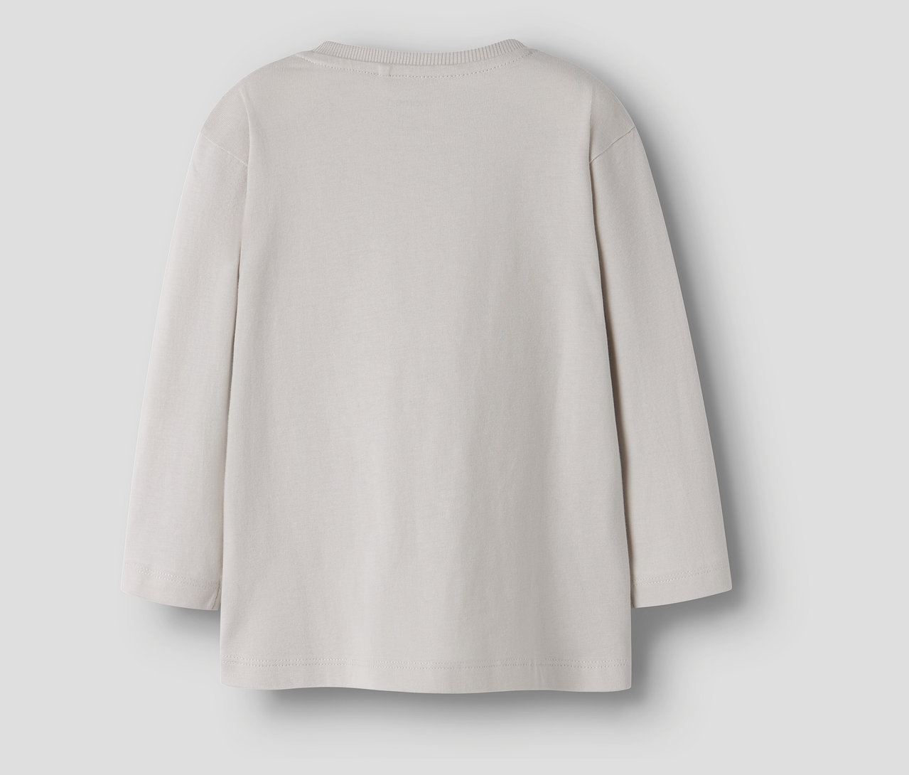 Detailansicht von hinten eines hellgrauen, langärmeligen NAME IT Shirts.