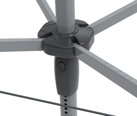 Nahaufnahme von der grauen Basis eines Wäscheständers.