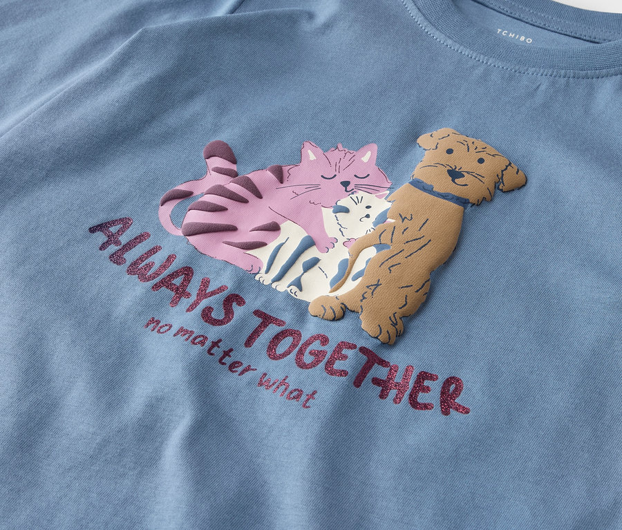 Blaues Langarmshirt mit dem Aufdruck einer rosa Katze, eines Hundes und einer Katze mit der Aufschrift "Always Together".