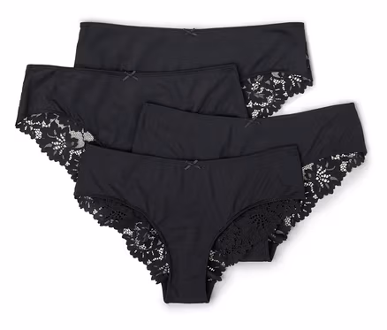 Vier schwarze Damenslips liegen übereinander, teils mit Schleife und weißer Spitze verziert.
