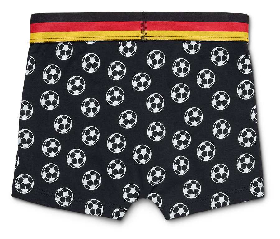Eine schwarze Boxershorts mit einem Muster aus weißen Fußbällen und einem Bund in den Farben der deutschen Flagge.