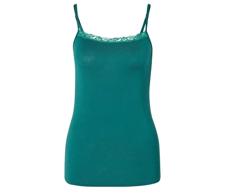 Ein grünes Tanktop mit Spitze am Ausschnitt und dünnen Trägern.