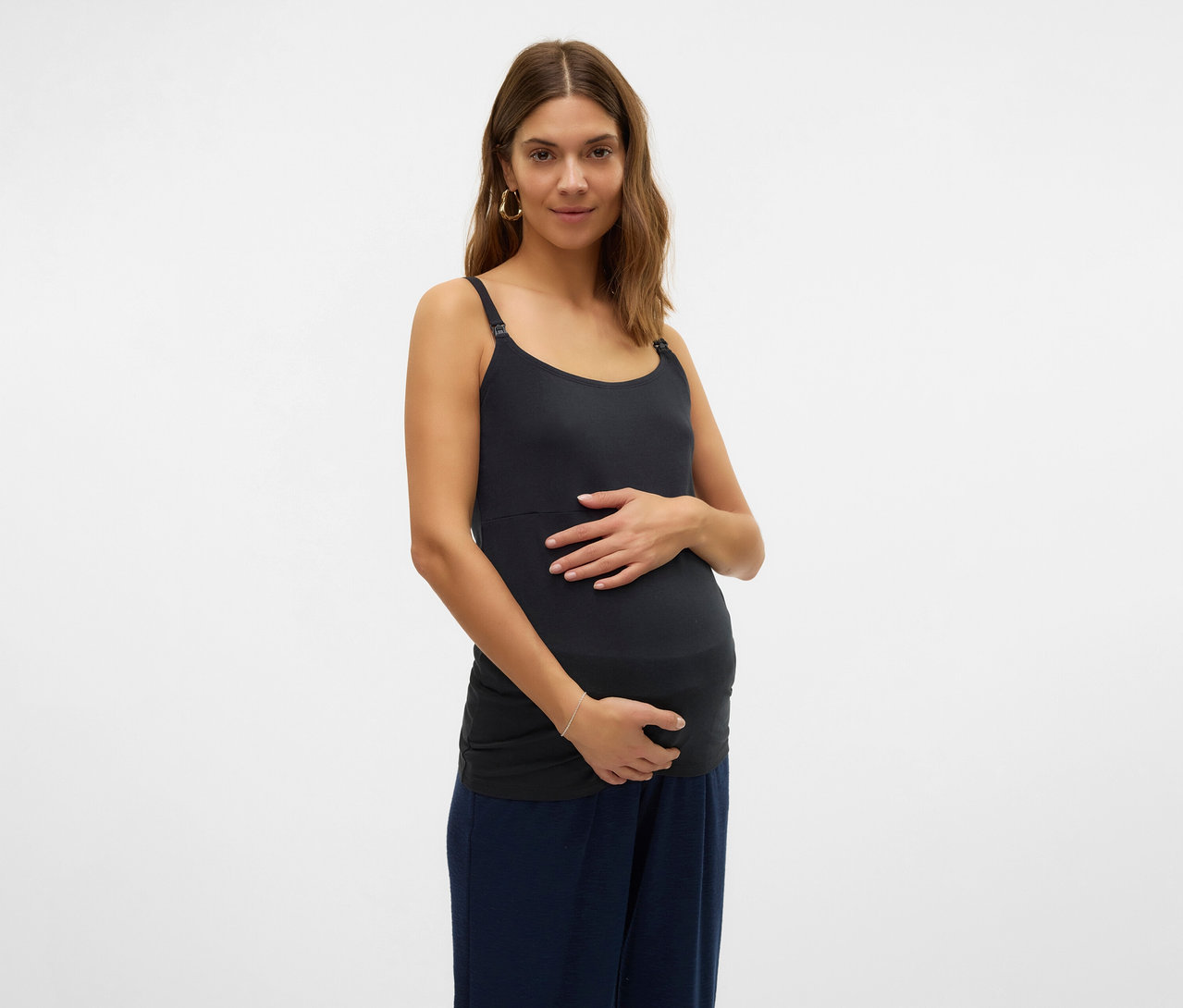 Schwangere Frau hält ihren Bauch und trägt einen Spaghettiträger von MAMALICIOUS 2er Pack »MLKERRIE«.