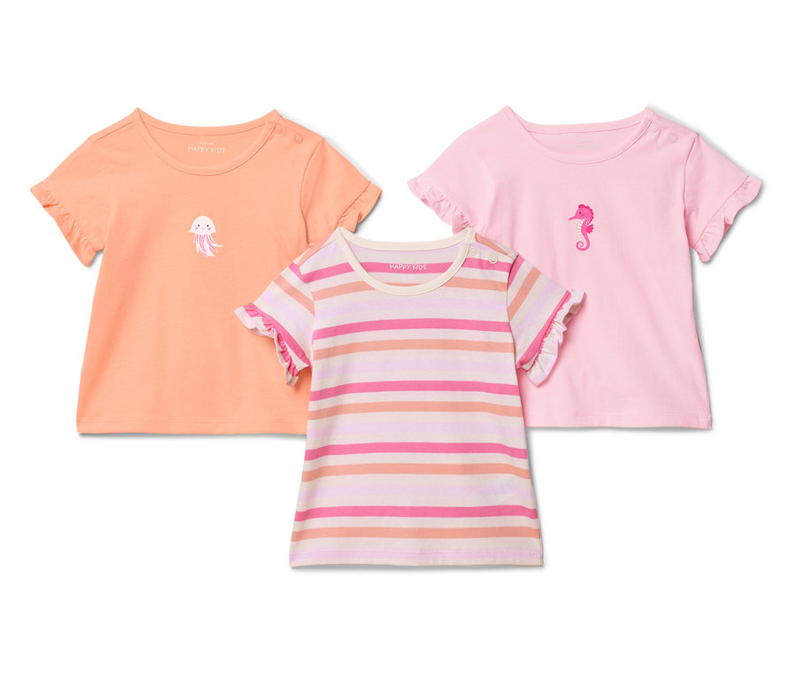 Drei kurzärmelige Kinder-T-Shirts in Orange mit Quallenmotiv, gestreift und Rosa mit Seepferdchenmotiv liegen auf einem weißen Hintergrund.