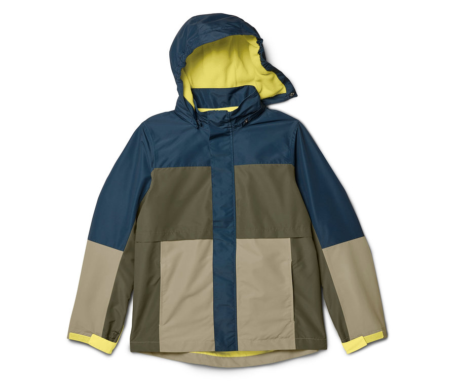 Mehrfarbige Regenjacke mit Kapuze, gelbem Futter und gelben Bündchen liegt auf einem weißen Hintergrund.