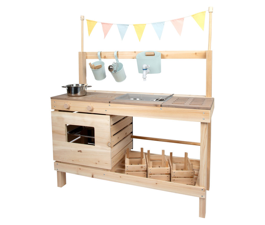 Die small foot Matschküche und der Kaufladen aus Holz mit Kochstelle, Spüle, Wasserhahn, Ofen, Hängevorrichtung und Stoffgirlande.