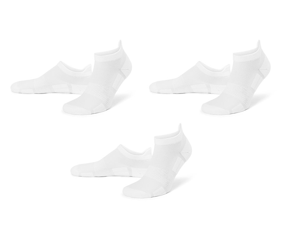 Drei Paare weiße, kurze Socken liegen auf weißem Grund. Die Socken sind leicht versetzt angeordnet.