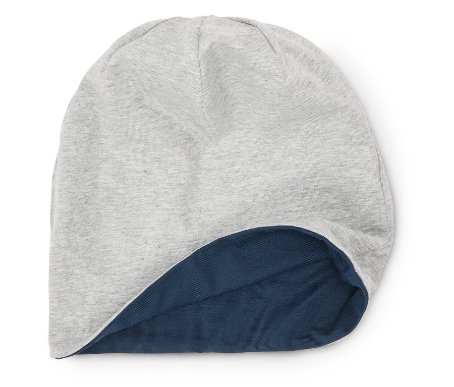 Graue Mütze mit umgeschlagenem marineblauem Rand.