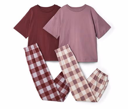 Zwei 2er-Sets Kinder-Pyjamas. Ein Set besteht aus einem dunkelroten Kurzarm-Oberteil und einer dunkelrot-hellrosa karierten langen Hose. Das andere Set hat ein hellrosa Kurzarm-Oberteil und eine hellrosa-cremefarbene karierte lange Hose.