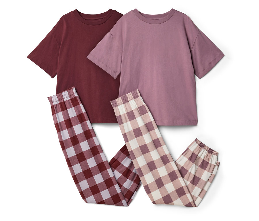 Zwei 2er-Sets Kinder-Pyjamas. Ein Set besteht aus einem dunkelroten Kurzarm-Oberteil und einer dunkelrot-hellrosa karierten langen Hose. Das andere Set hat ein hellrosa Kurzarm-Oberteil und eine hellrosa-cremefarbene karierte lange Hose.
