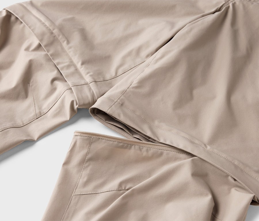 Nahaufnahme einer beigen Stoffhose mit abnehmbarem Hosenbein.