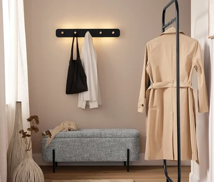 Flur mit Eglo LED-Wandgarderobe »Civitate«, Bank, Teppich und Garderobenständer mit Mantel.