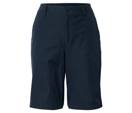 Marineblaue Shorts vor einem weißen Hintergrund.