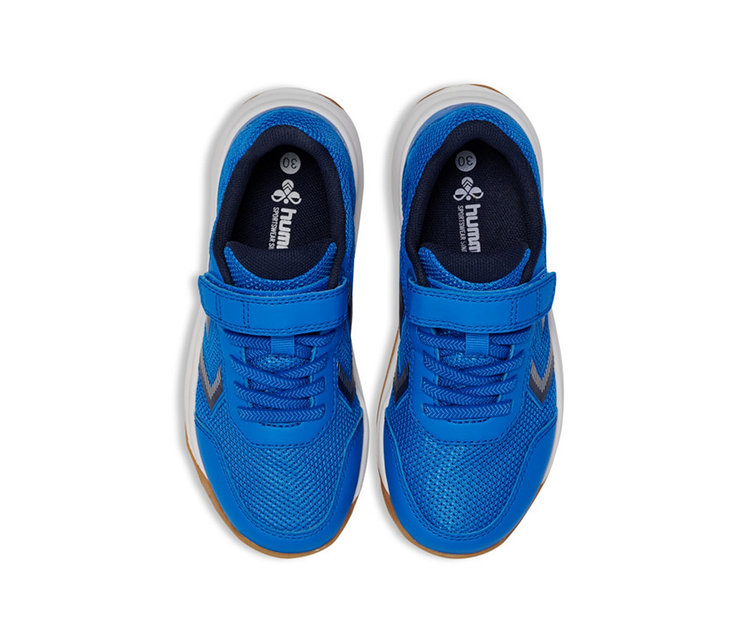 Ein Paar blaue Kindersneaker mit weißen Sohlen und braunen Unterseiten, mit Mesh-Obermaterial, Schnürsenkeln und einem einzelnen Klettverschluss. Die Einlegesohlen zeigen das „hummel“-Branding und Größe 30.