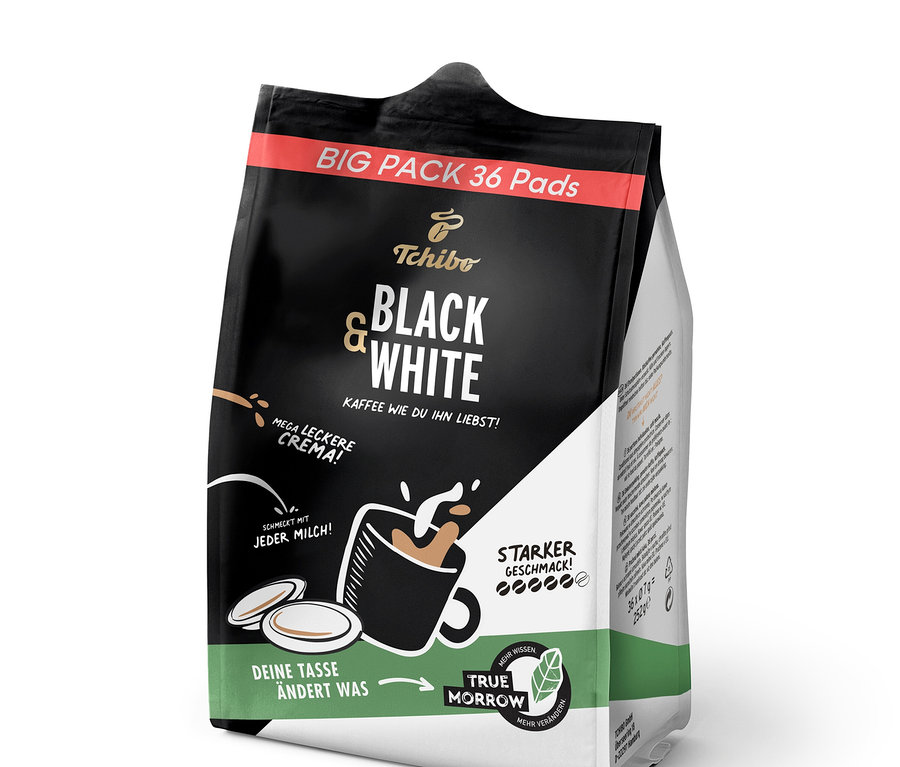 Eine Packung Tchibo Black & White Kaffeepads, Big Pack mit 36 Stück.