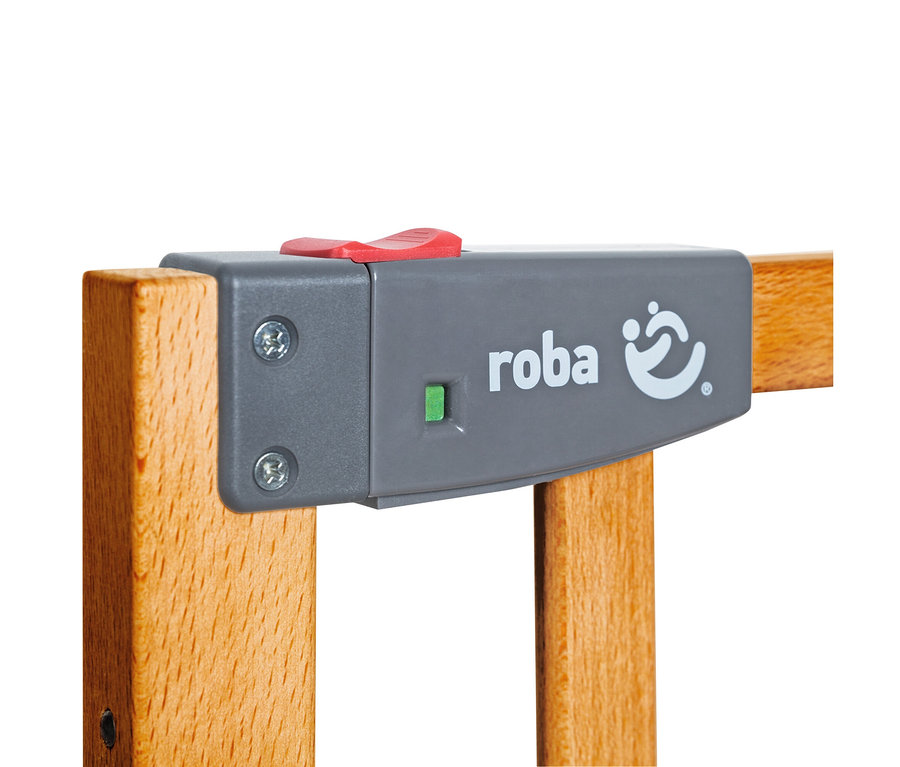 Nahaufnahme des grauen Verschlussmechanismus des roba Treppenschutzgitters "Safety Up" mit rotem Knopf, grünem Indikator und Holzstäben.
